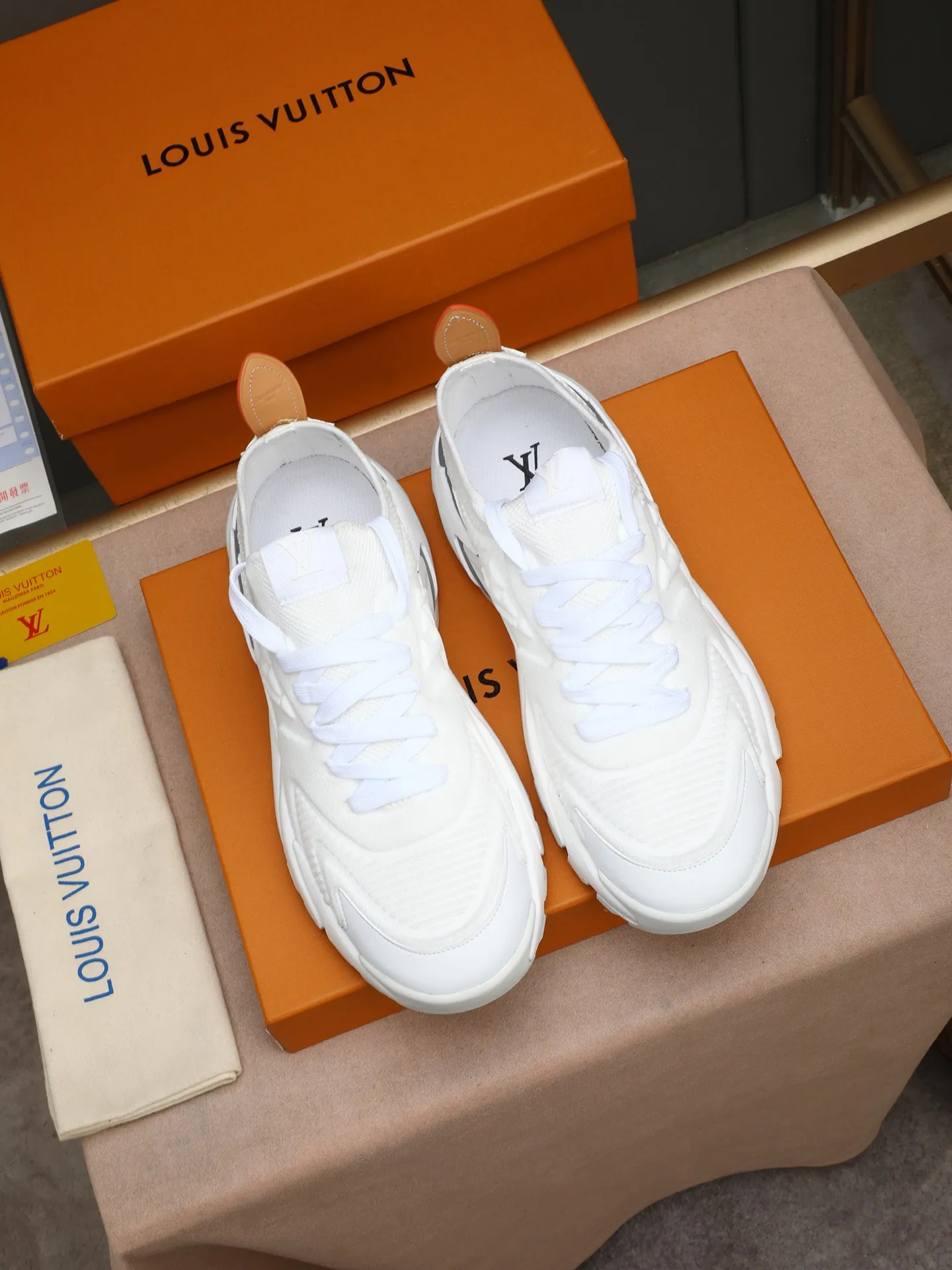 Men's Men's Shoes 💰580 LV Louis Vuitton L Jialu Brand Runner Tatic Series Thick Sole Casual Sports Shoes Running Shoes Original purchase, development and production This LV Runner Tatic sports shoe is blended with fly woven fabric material to interpret the inspiration of traditional mountaineering shoes. The LV letters are written on one side, the Louis Vuitton logo, and the light and wear-resistant rubber outsole completes the whole package. The delivery counter is exquisitely packaged🛍📦 ▪️Fabrics: Original imported custom fly-woven fabric ▪️Inner lining: Original custom-made breathable mesh ▪️Sole: Original open-molded anti-slip rubber combination material ▪️Sole thickness: 4CM ▪️Size: Men's 38-44 (45 custom-made)